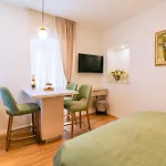 Luxury 2 Bedroom-2 Bathroom Apartment With Rooftop Terrace & Luxury Studio App