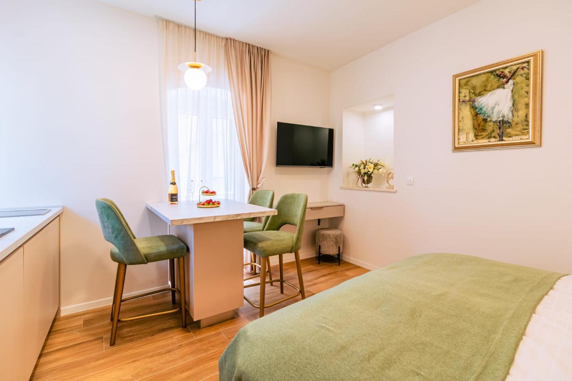 Luxury 2 Bedroom-2 Bathroom With Rooftop Terrace & Luxury App Apartment *