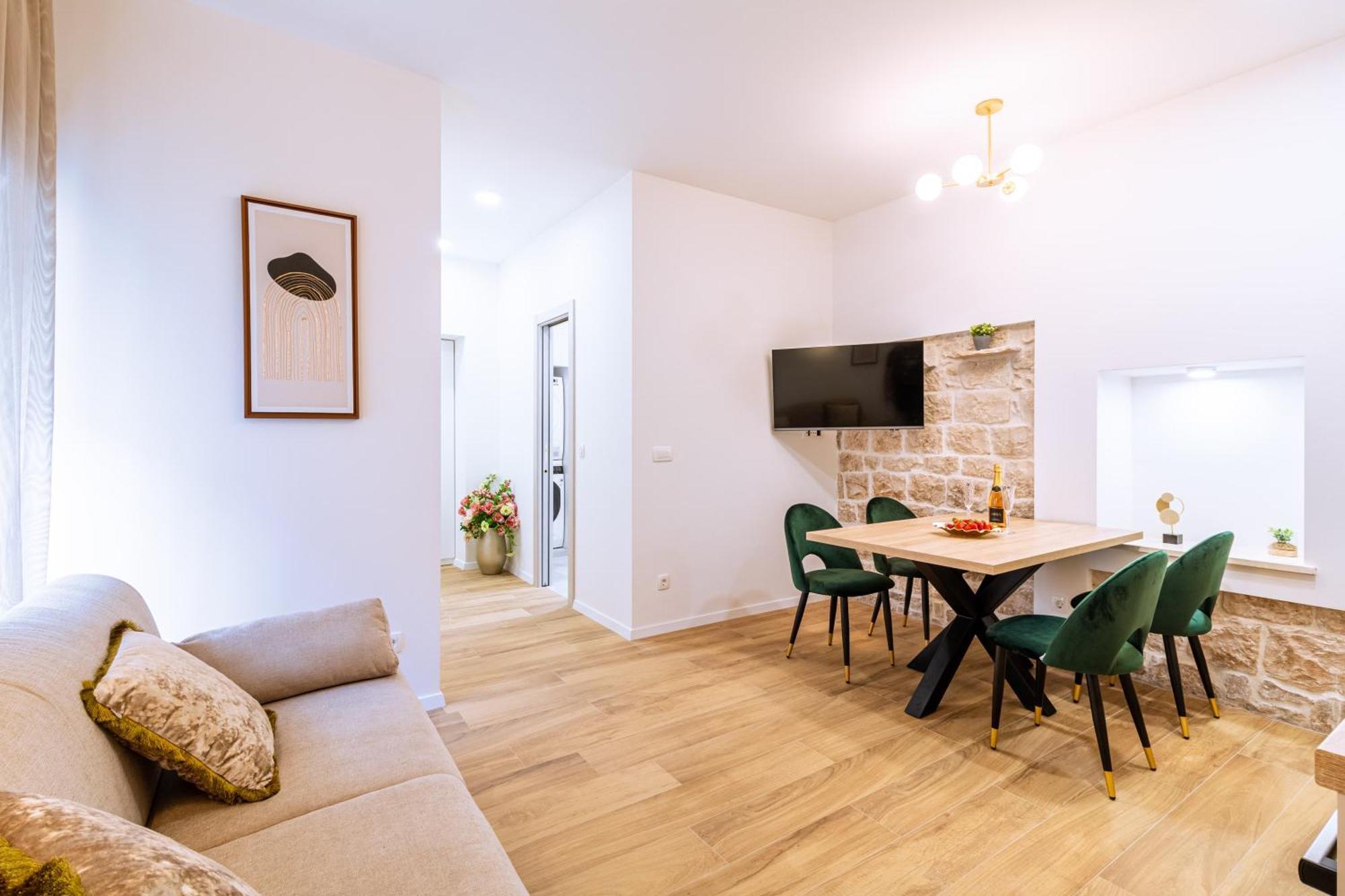 Luxury 2 Bedroom-2 Bathroom With Rooftop Terrace & Luxury App *